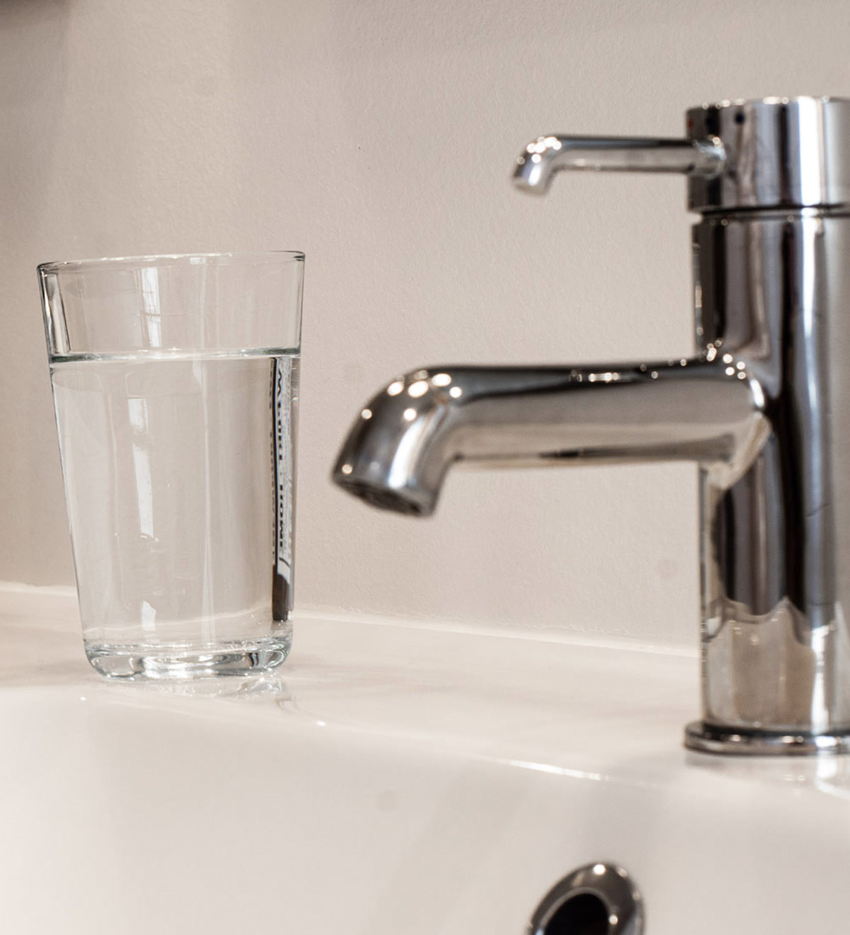 Sink with clean water in a glass.